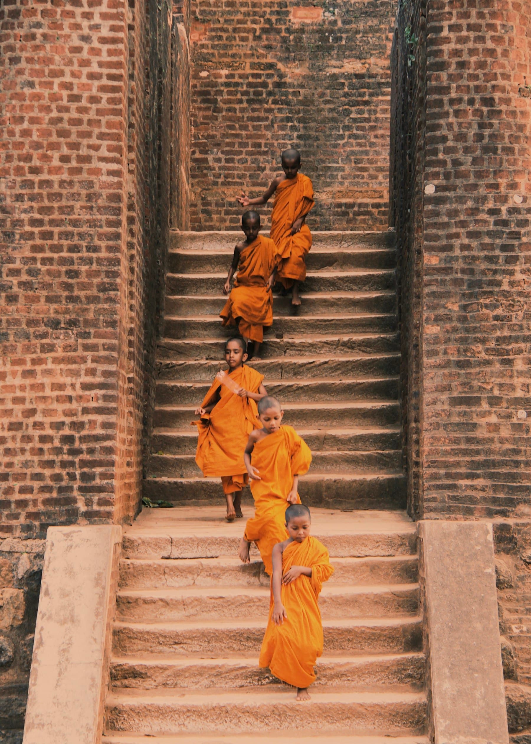 Aufstieg über eine Steintreppe in Sri Lanka