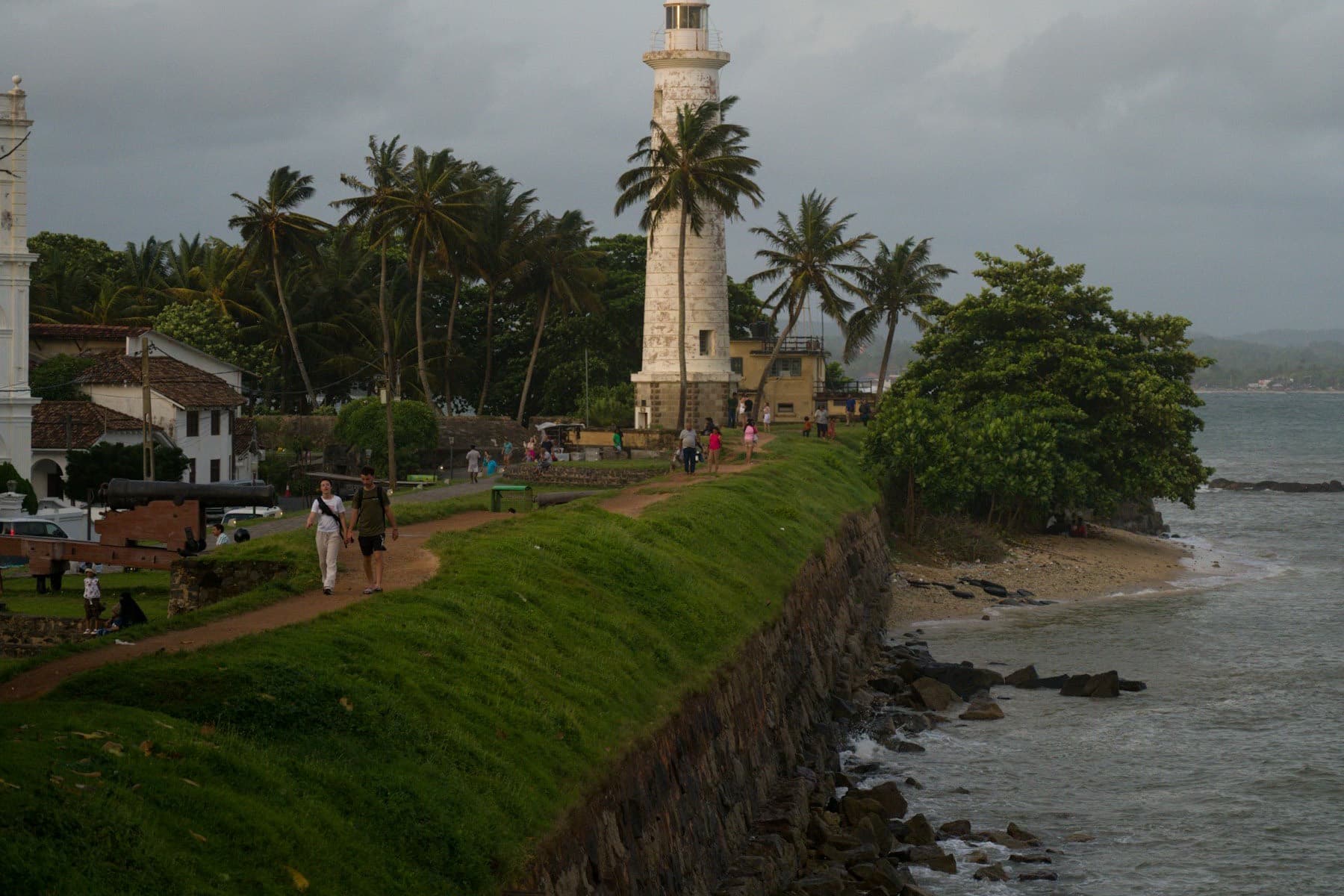 Leuchtturm und Festungswall von Galle Fort am Meer