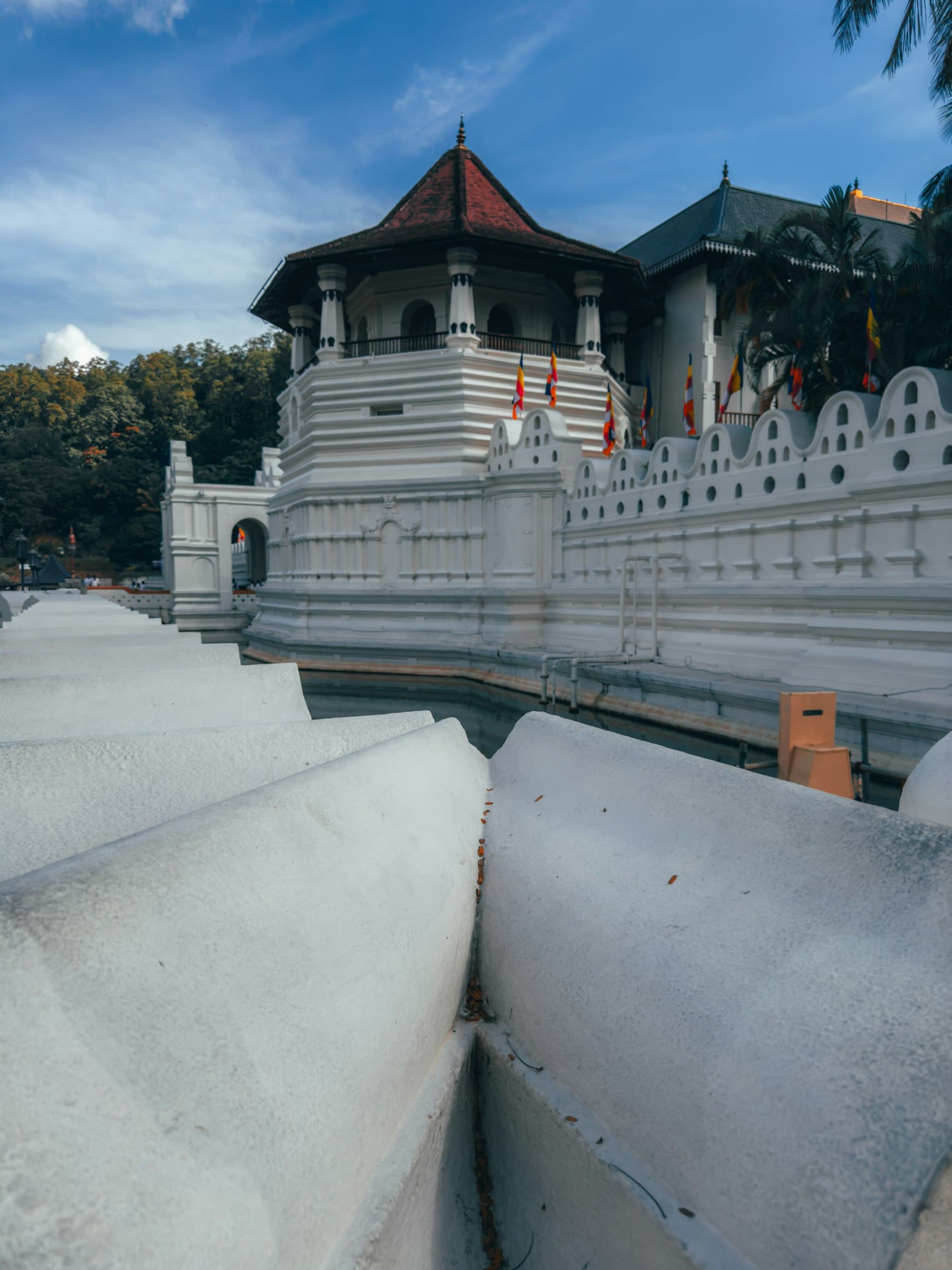 Tempel der Zahnreliquie am See in Kandy